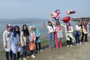 Bursa'da &ouml;ğrenciler Mudanya sahilinde stres attı
