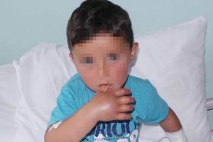3 yaşındaki &ccedil;ocuğu hastanede yılan ısırdı