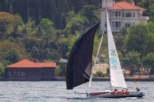 Bursa Nil&uuml;fer Belediyesi yelkenlisi boğaz sularında