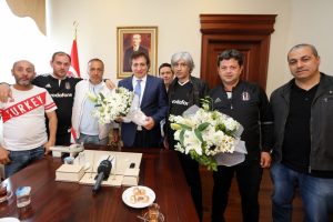 Beşiktaş takımının trib&uuml;n liderleri Bursa Valisi K&uuml;&ccedil;&uuml;k'&uuml; ziyaret etti