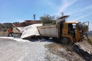 Maden y&uuml;kl&uuml; kamyon kaza yaptı: 1 yaralı