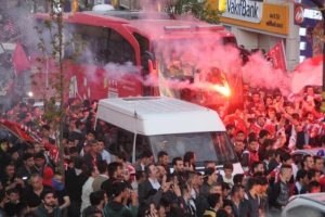 Sivasspor, S&uuml;per Lig'i kentte tur atarak kutladı