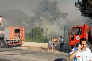 Sazlık alanda &ccedil;ıkan yangın golf sahasına sı&ccedil;radı