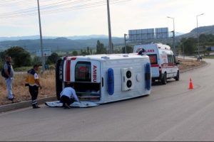 Hasta nakli yapan ambulans devrildi