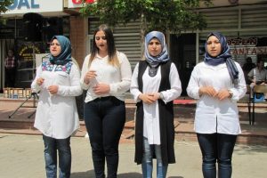 10'uncu Yıl Marşı'nı işaret diliyle s&ouml;ylediler