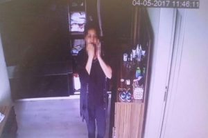 Yatak odasına kamera taktı, hırsız komşusu &ccedil;ıktı