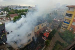 Yangında engelli &ccedil;ocuğu evde unuttular