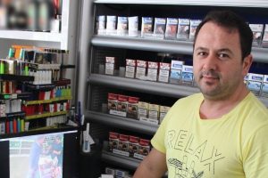 Bursa'da sahte polis, i&ccedil;ki &ccedil;alarken kameralara yakalandı