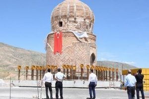 Tarihi Zeynel Bey T&uuml;rbesi ziyaret&ccedil;ilerini yeni yerinde ağırlıyor