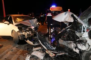 İki ara&ccedil; 80 kilometre hızla kafa kafaya &ccedil;arpıştı: 4 yaralı