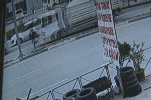 Bursa'da kamyonun &ccedil;arptığı şahıs 5 metre havaya b&ouml;yle u&ccedil;tu