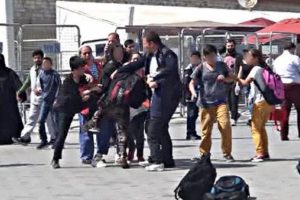 Taksim'de ilkokul &ouml;ğrencileri birbirine girdi