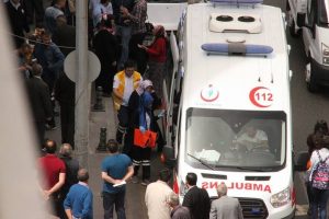 Boşandığı eşini ve kocasını bı&ccedil;akladı