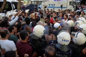 İzinsiz a&ccedil;ıklamaya polis m&uuml;dahalesi: 30 g&ouml;zaltı