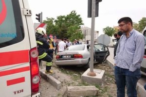 Otomobil ile minib&uuml;s &ccedil;arpıştı: 8 yaralı
