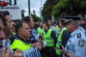 Yunanistan'da protestocu polisler parlamentoya girmeye &ccedil;alıştı