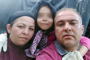 Annesinin cesedinin yanında 1 saat babasını bekledi