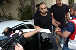 Van der Wiel'i dolandırdığı iddia edilen 2 kişi serbest bırakıldı