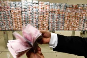T&uuml;rkiye'de 4.5 milyon kişi bor&ccedil; batağında