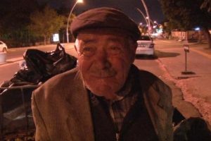 80 yaşında atık kağıt toplayarak ge&ccedil;imini sağlıyor