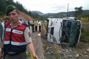 Rus turistleri taşıyan midib&uuml;s devrildi: 18 yaralı