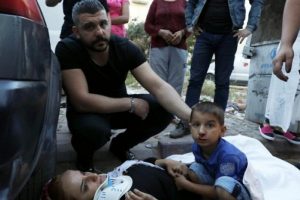 Kazada yaralanan &ccedil;ocuk, yaralı annesinin elini bırakmadı