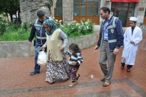 Bursa'da dilencinin &ccedil;ocuğuna polis şefkati