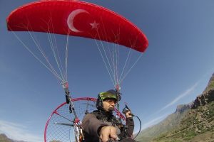Bir yanda ter&ouml;rist avı bir yanda yama&ccedil; paraş&uuml;t&uuml;