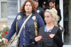 Eskort operasyonunda yakalandı, &ouml;ld&uuml;r&uuml;lmesin diye &ccedil;elik yelek giydirdi