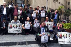 Bursalı avukatlardan Adliye &ouml;n&uuml;nde 'Adalet N&ouml;beti'