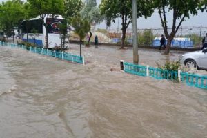 Yağmur cadde ve sokakları g&ouml;le d&ouml;nd&uuml;rd&uuml;