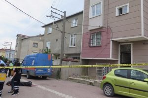 Eşinin evinde g&ouml;rd&uuml;ğ&uuml; adamı pompalı t&uuml;fekle &ouml;ld&uuml;rd&uuml;