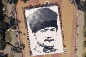 G&ouml;ztepeli minik futbolcular Atat&uuml;rk posteri oluşturdu