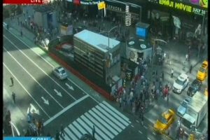 Time Meydanı'nda ara&ccedil; yayaların arasına daldı