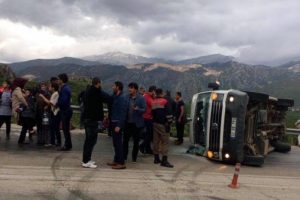 Minib&uuml;s&uuml;le kamyon &ccedil;arpıştı: 2'si ağır, 18 yaralı