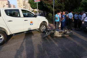 Pikap ile polis motosikleti &ccedil;arpıştı: 2 polis yaralı