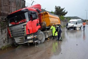 Minib&uuml;s TIR'a &ccedil;arptı: 5 yaralı