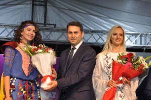 &Uuml;nl&uuml; mankenler geleneksel motiflerle podyumda