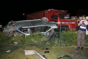 Otomobil kamyona &ccedil;arptı: 1'i ağır 5 yaralı