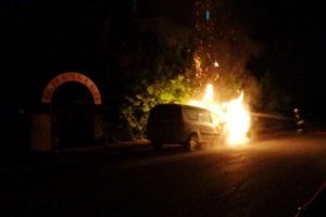 Park halindeki 2 ara&ccedil; kundaklandı