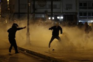 Yunan Parlamentosunun &ouml;n&uuml; karıştı