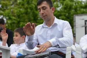 Bursa'da Bizim Ev'de engeller m&uuml;zikle aşılıyor