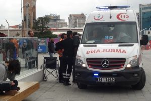 Turist kadının ayağı y&uuml;r&uuml;yen banda sıkıştı