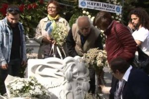 T&uuml;rkan Saylan mezarı başında anıldı