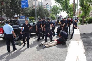 Valilik &ouml;n&uuml;nde bı&ccedil;aklı kavga: 7 g&ouml;zaltı