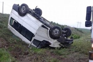 &Ouml;ğrenci servisi takla attı: 13 yaralı
