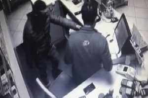 Akaryakıt istasyonunda bı&ccedil;aklı soygun