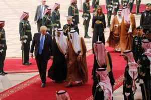 Kral Selman, Trump'ı kapıda karşıladı