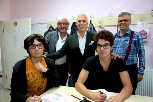 Bursa'da Nil&uuml;fer geleceğin karikat&uuml;ristleri Orhan Kemal'i &ccedil;iziyor