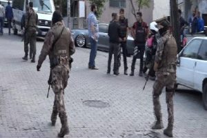 İstanbul'da polis operasyonu: 8 g&ouml;zaltı
